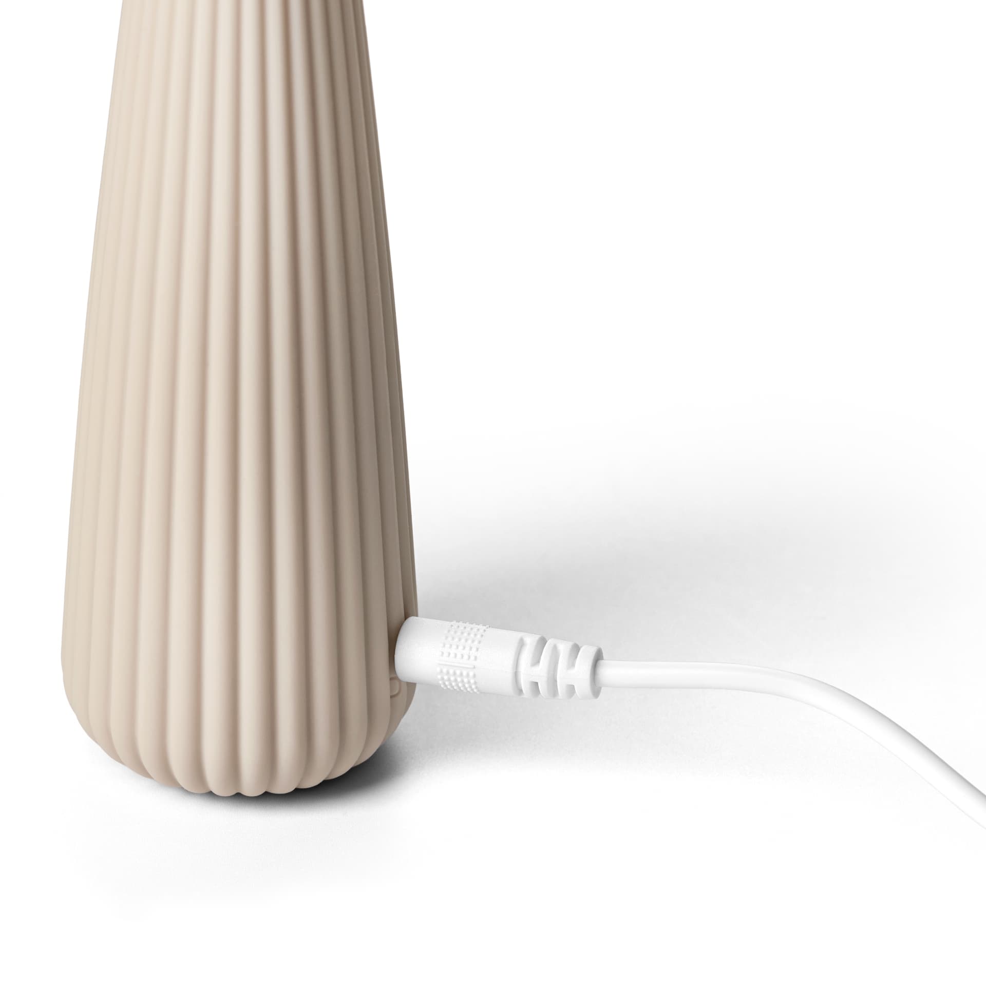 Luné wird per USB-Kabel aufgeladen