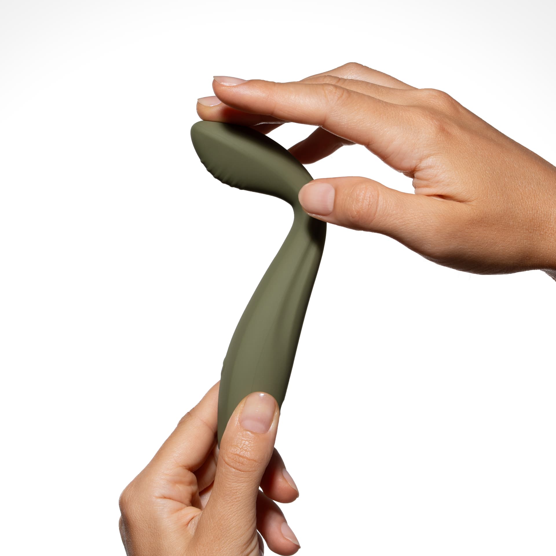 Zwei Hände halten den flexiblen olivfarbenen Velve Vibrator von Ladyluv